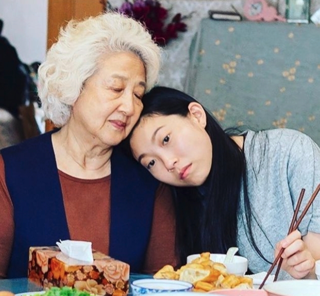 akwafina自小在美國長大,媽媽早逝由嫲嫲獨力撫養,是個爽朗堅強的帥氣女生。