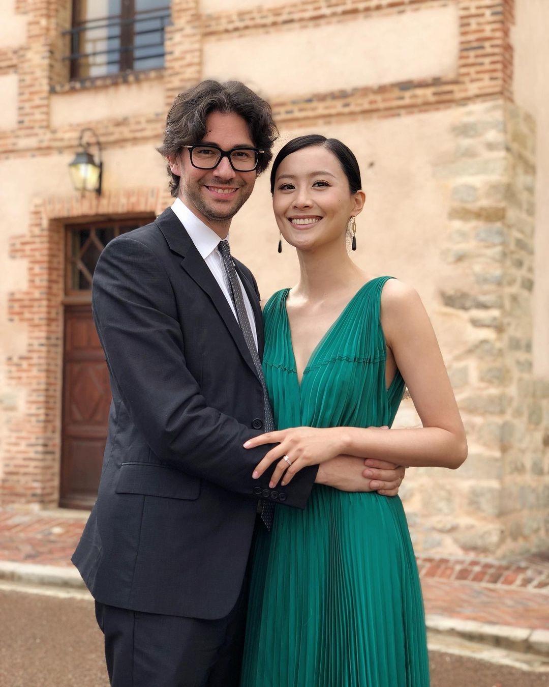 老公 Emmanuel Straschnov 總會好好的開導及安慰她,這也成為法拉追夢背後的力量