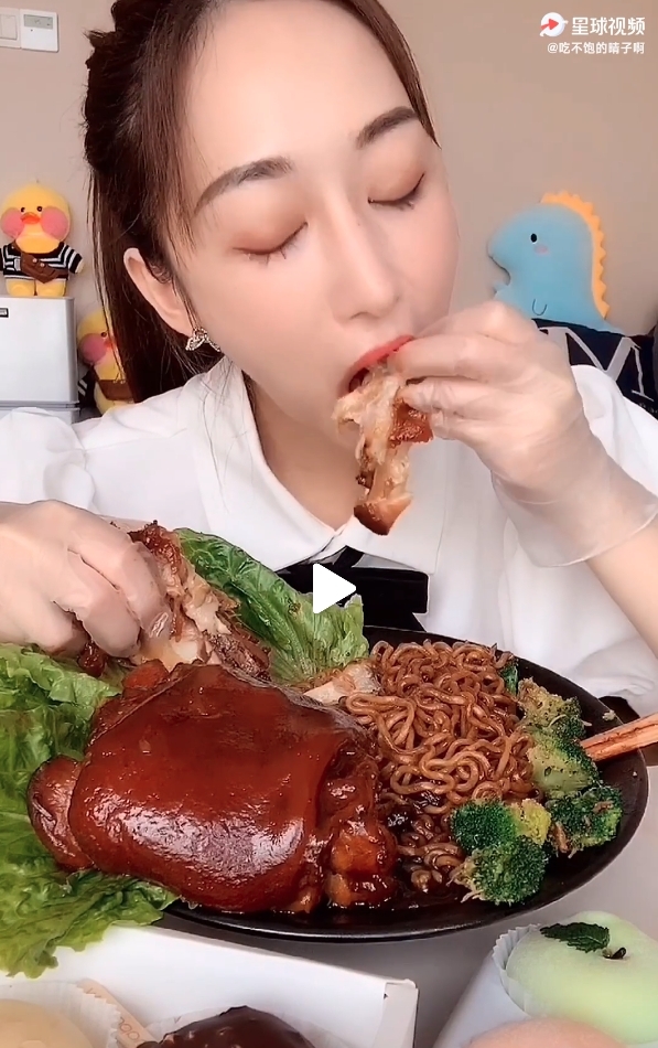 「大胃王吃播」大受歡迎,不少年輕的女生都紛紛挑戰食量,在鏡頭前進食大量食物娛賓