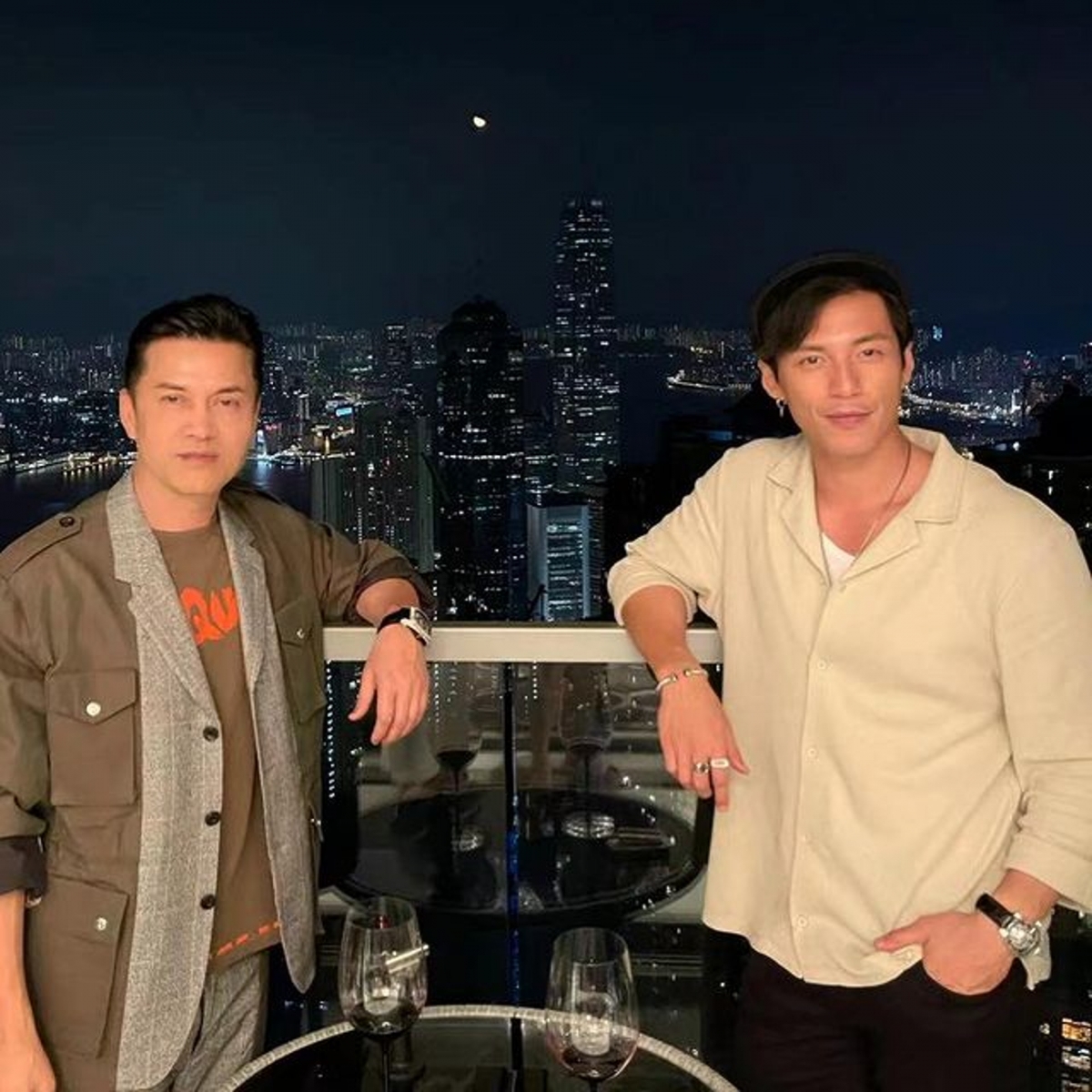 黃俊豪近日就曬出和呂良偉的合照,二人在豪宅露台酌酒言談甚歡