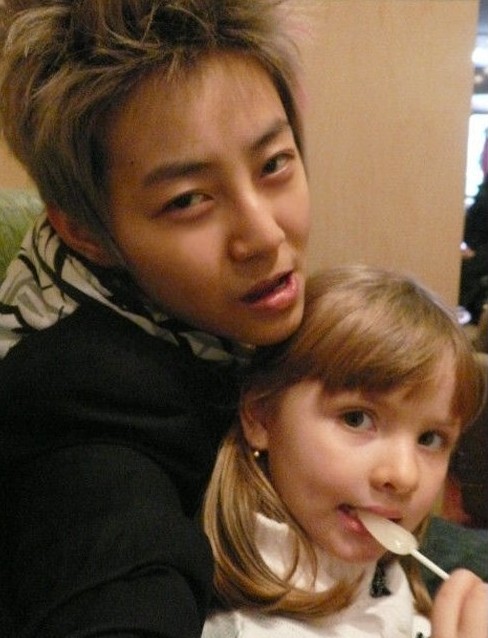 皇甫聖華整容的舊照片。照片中的她髮型不一樣