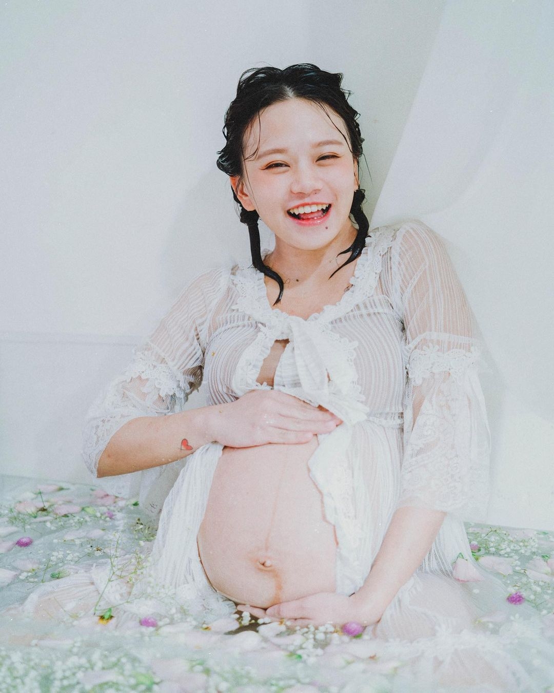 而陳彥婷就表示,自己收到私訊後覺得非常納悶:「當了媽媽就不能打扮了嗎?也不是說當了媽媽後就只能在家相夫教子……」更霸氣地表示:「當個漂亮辣媽很好!」