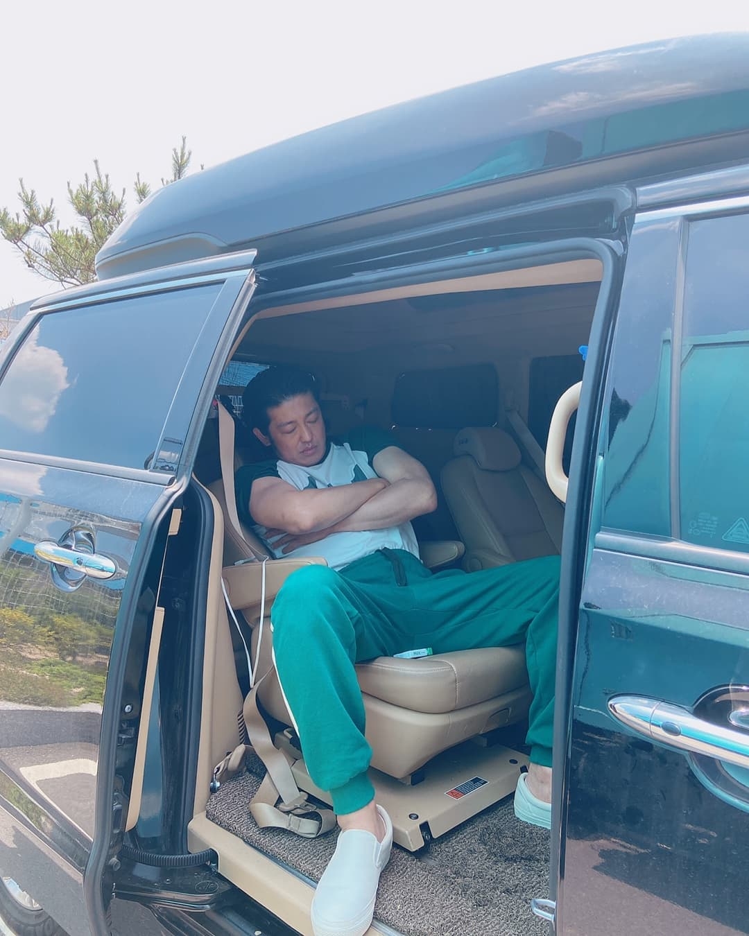 不過家裡環境不算優越的許成泰,為了生計只要努力讀書往上爬,才能夠儘早賺錢孝順父母~