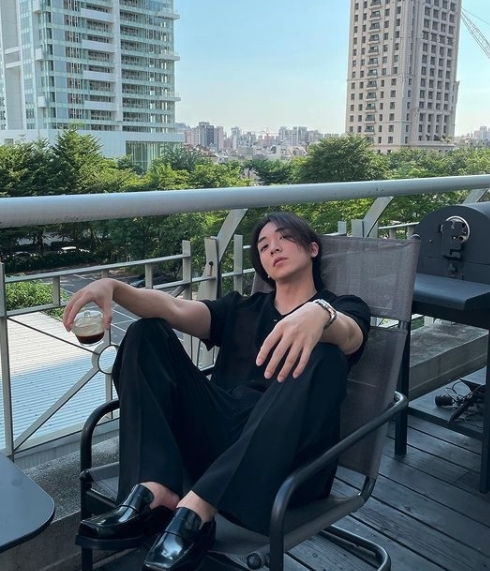 金炳秀更留起了長髮,外型超有氣質~站在何處拍照也像韓國的海報一樣