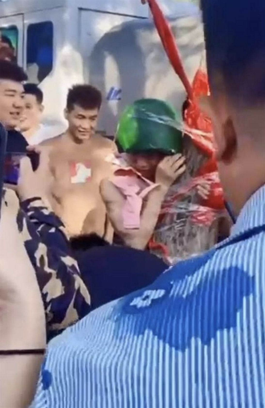 有人猜測可能新郎以前做伴郎時也試過這樣惡整別人，所以這次到自己結婚就被別人「報仇」。