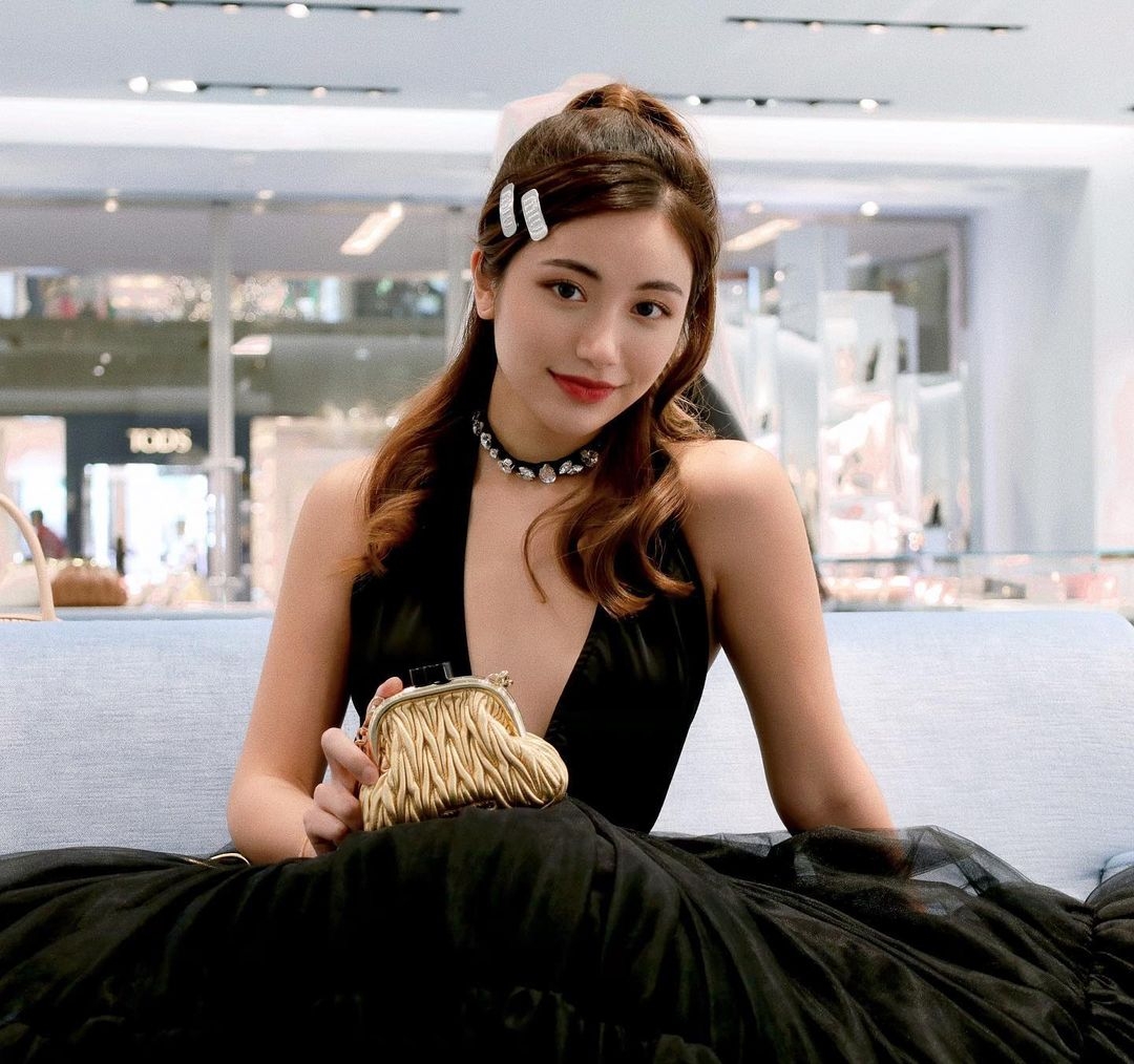 而 Calista 亦因為遺傳了媽媽的精緻外貌，與媽媽一樣當起炙手可熱的網紅，有個性又清秀的臉蛋更深受各大品牌的喜愛！