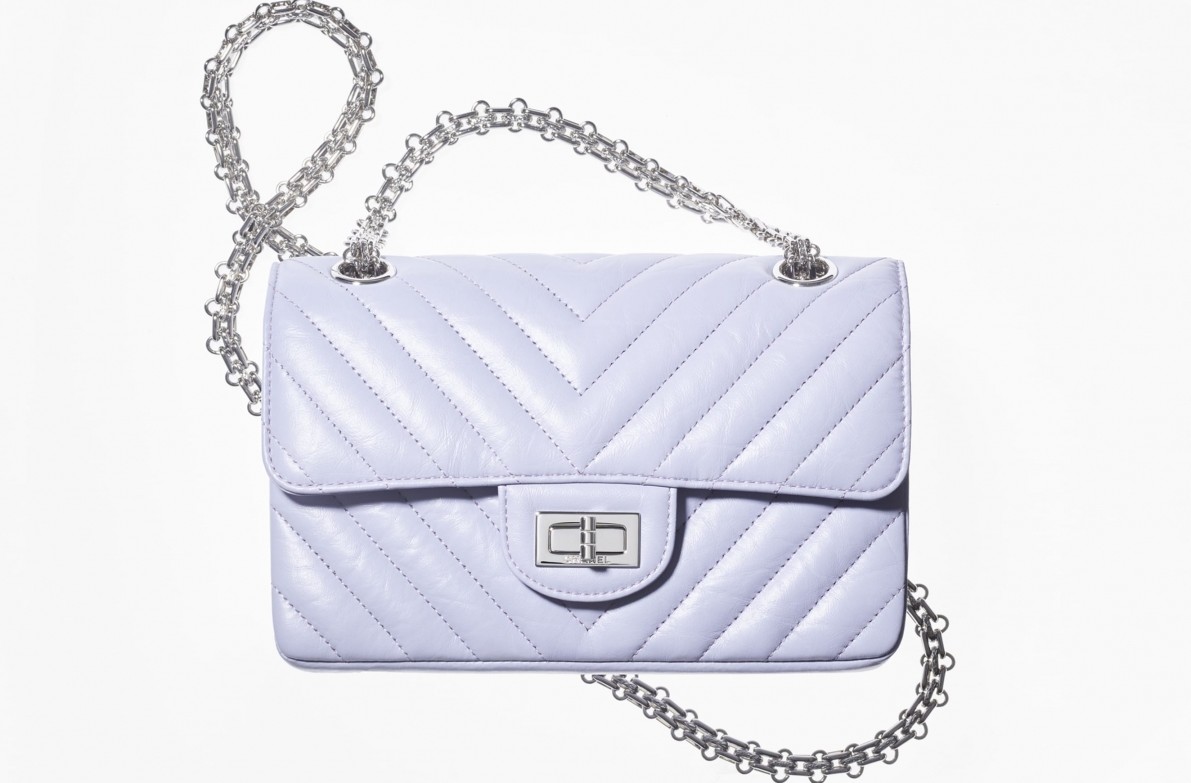作為 Chanel 其中一款歷史最悠久的手袋款式,由 Coco Chanel 親自設計的 2.55 也許是每位香奈兒迷必收藏的款式!