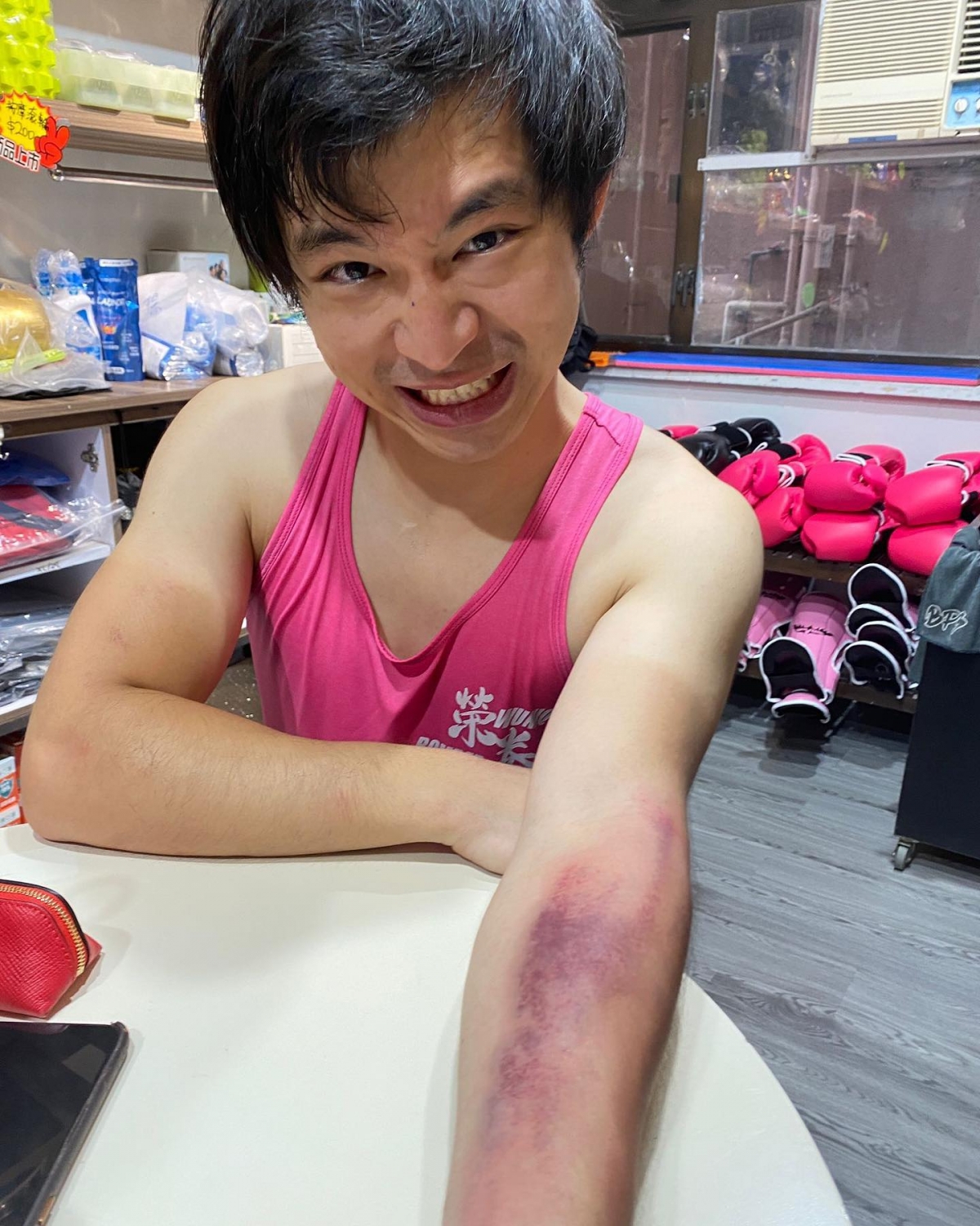 這場萬眾期待的生死戰由原本兩人的網上罵戰演變成實體拳賽,兩人更不時隔空挑釁,展開一場又一場口水戰,話題十足!