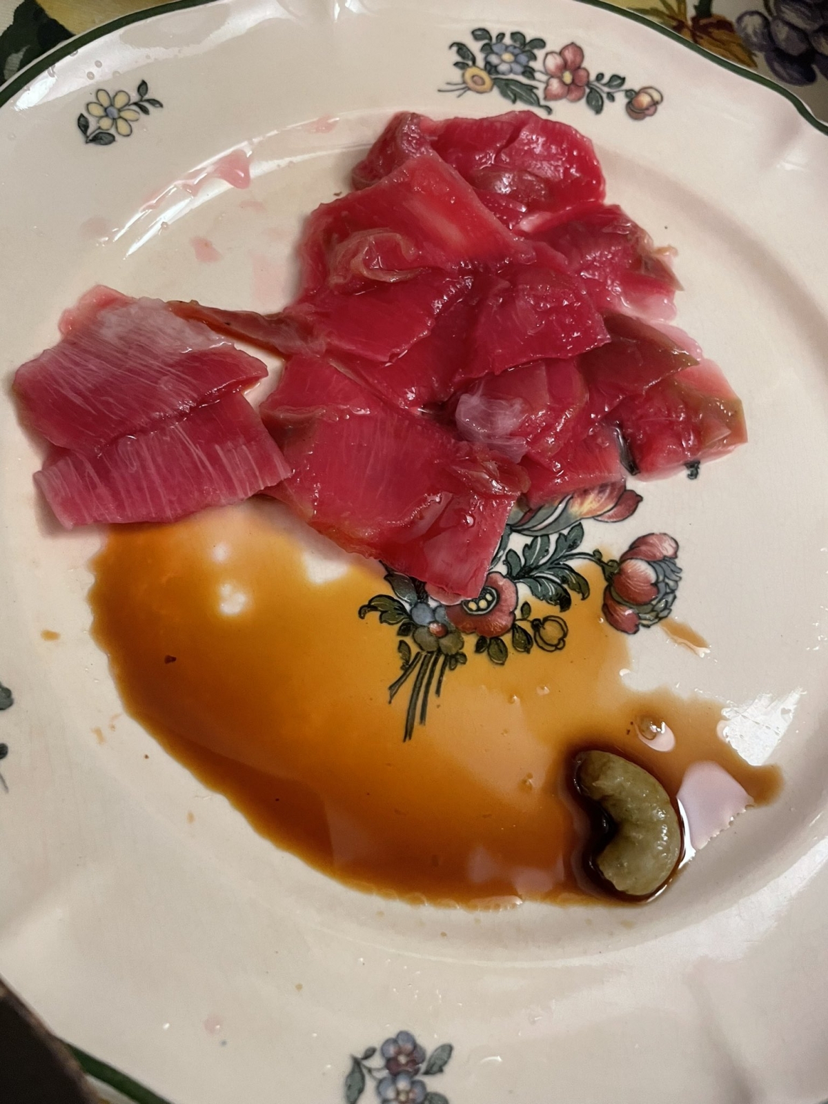 火龍果皮切片再煮熟,變軟身後再點壽司豉油進食,味道被指會超似吞拿魚刺身。