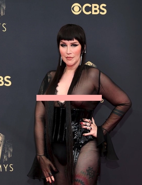 Our Lady J,就在 Emmy Award 上穿上黑色透視裝