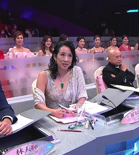 近日現身於香港小姐競選的朱玲玲,看起來依然容光煥發,舉手投足更散發著一股優雅貴氣,絕對是活出美麗人生的最佳例子!