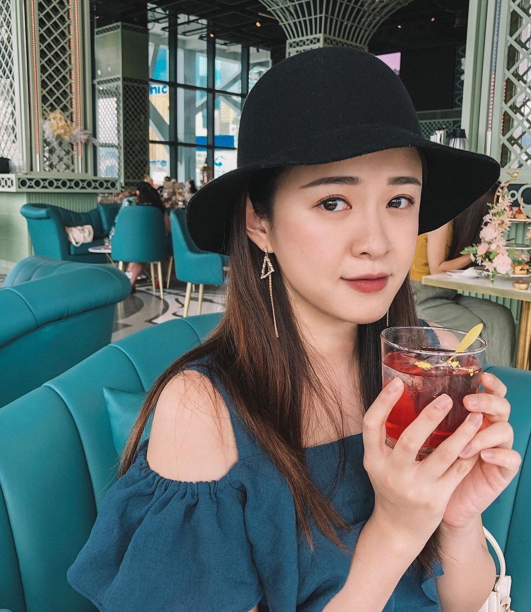 飯後成熟男駕車送港女到家樓下,並問港女「可唔可以比我照顧」
