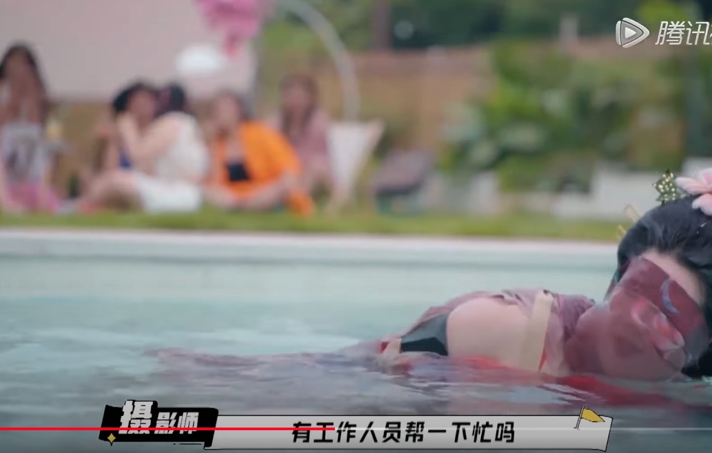 《大有可為的我》繁複的衣袖和裙褂一度把她淹沒,本以為優雅的場景變得狼狽尷尬