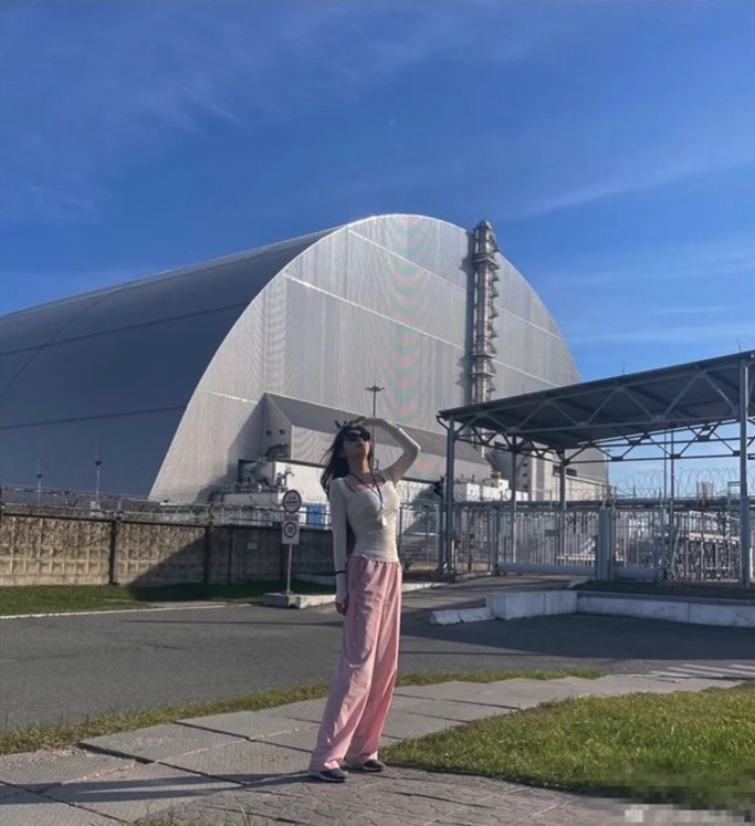 網紅沒有穿著任何保護衣物，反而以一身輕易服裝到處拍照留念，當中也有最著名的「石棺」