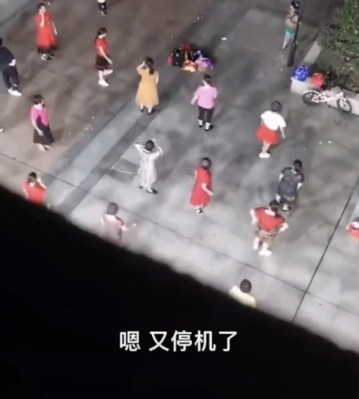 該男網民朝樓下的音響使用干擾器,音響很快就停止播放。