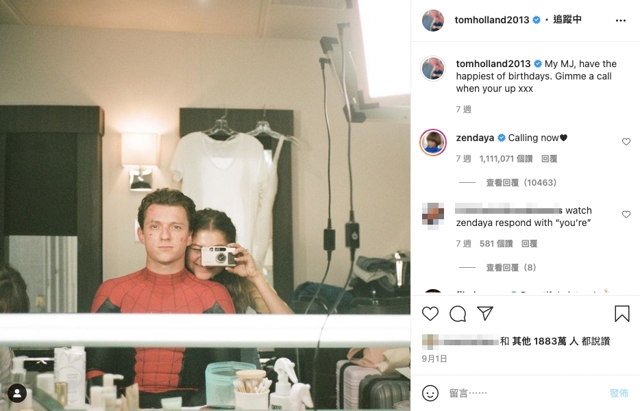 Tom Holland穿上蜘蛛俠的造型,Zendaya則拿着相機依偎在他的膊頭上,兩人臉貼臉對鏡自拍