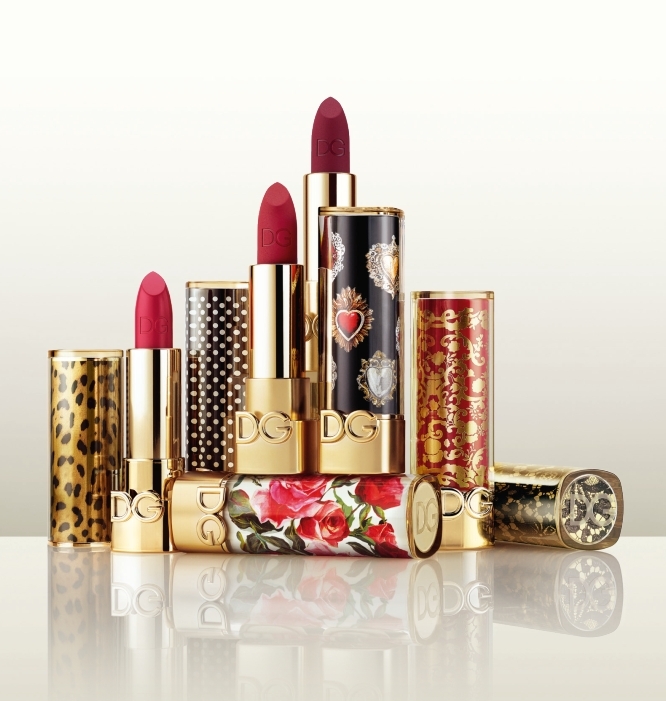 喜歡復古風的朋友,今次 Dolce&Gabbana Beauty 的全新印花外殼一定會令你無比心動!唇膏色調精心配上四款不同個性的印花外殼,根本是藝術品無誤~