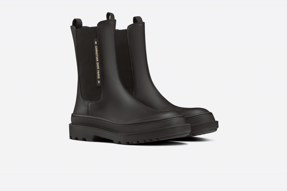 Dior 另一款 Trial 款式採用流暢的圓頭設計,鞋面有獨特的霧面質感