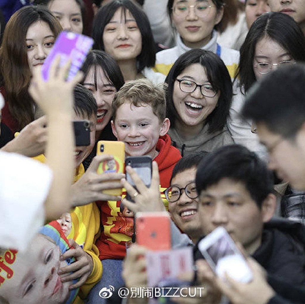 在微博最高峰曾收獲多達約 250 萬名粉絲的Gavin ,更獲邀到內地出席多個商業活動,甚至參演不同的內地廣告,8歲便成為全球炙手可熱的 KOL!