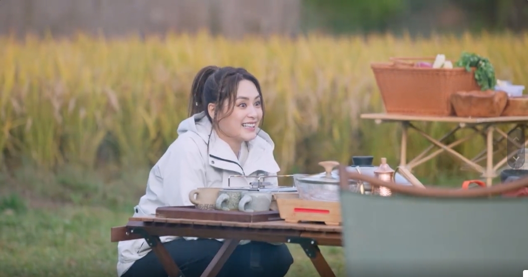 阿嬌則神情呆滯,只看一看相機鏡頭~