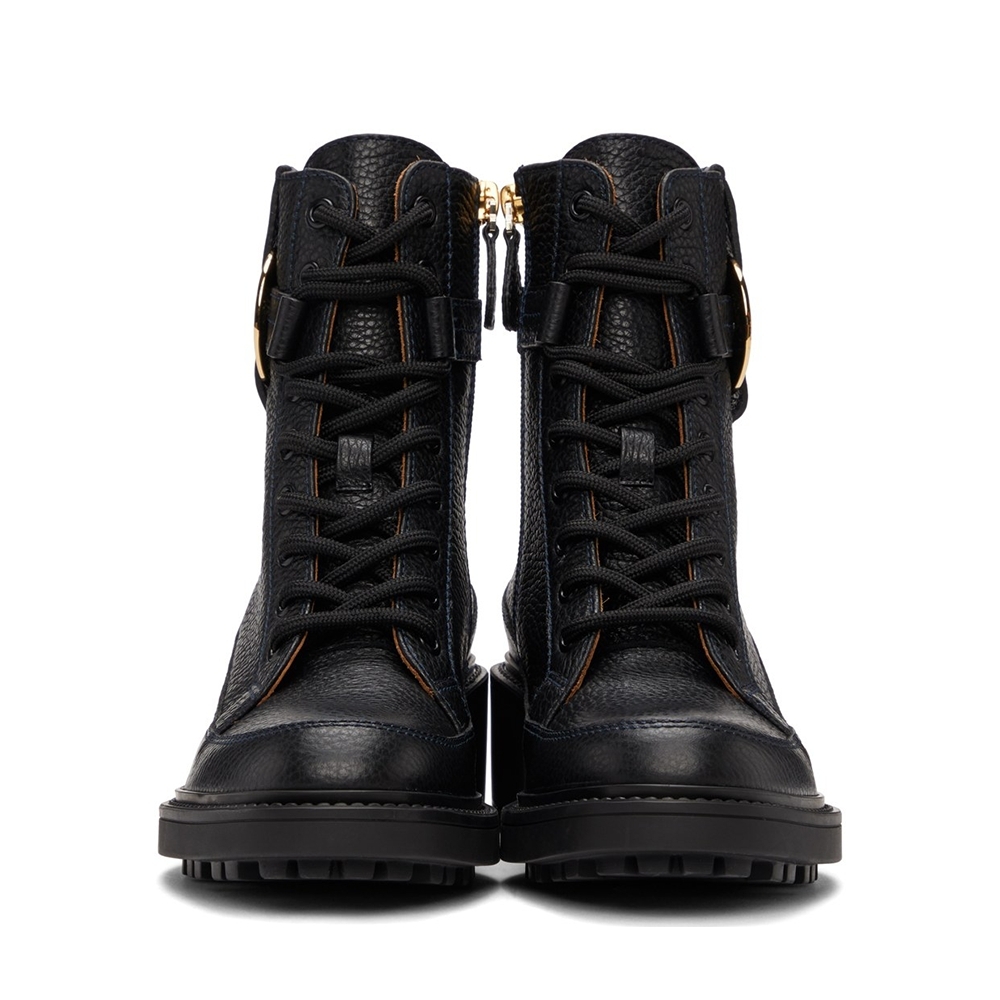 CHLOÉ 的中靴設計上更具休閒感,主要是鞋子採用了綁帶設計