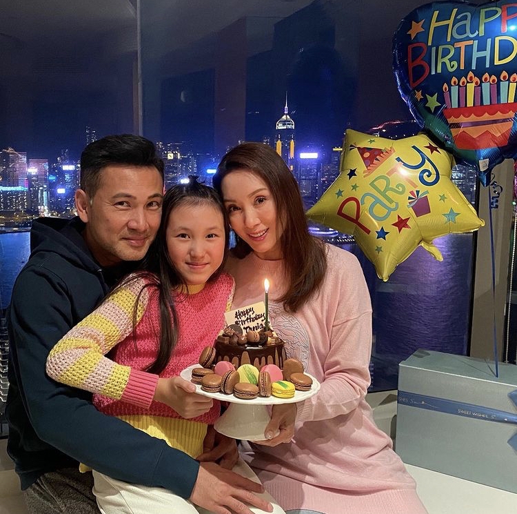 郭可盈不時在家中的窗台打卡,單位對正灣仔會展,絕美的180度維港海景盡收眼簾
