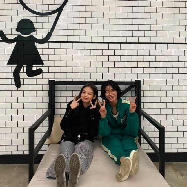 Jennie 曾經疑似去探鄭浩研的班,一度親身到訪拍攝片場