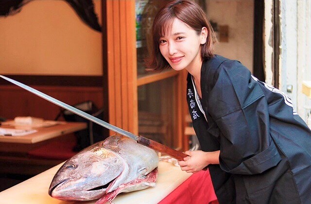 一位在名古屋中央批發市場劏魚的女魚販,因為漂亮的外貌而在網上迅速走紅
