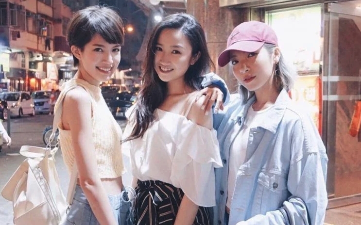 Tania 和前隊員陳葦璇和蘇皓兒比較熟稔,3人也常常單獨聚會,更打上「As One Forever」