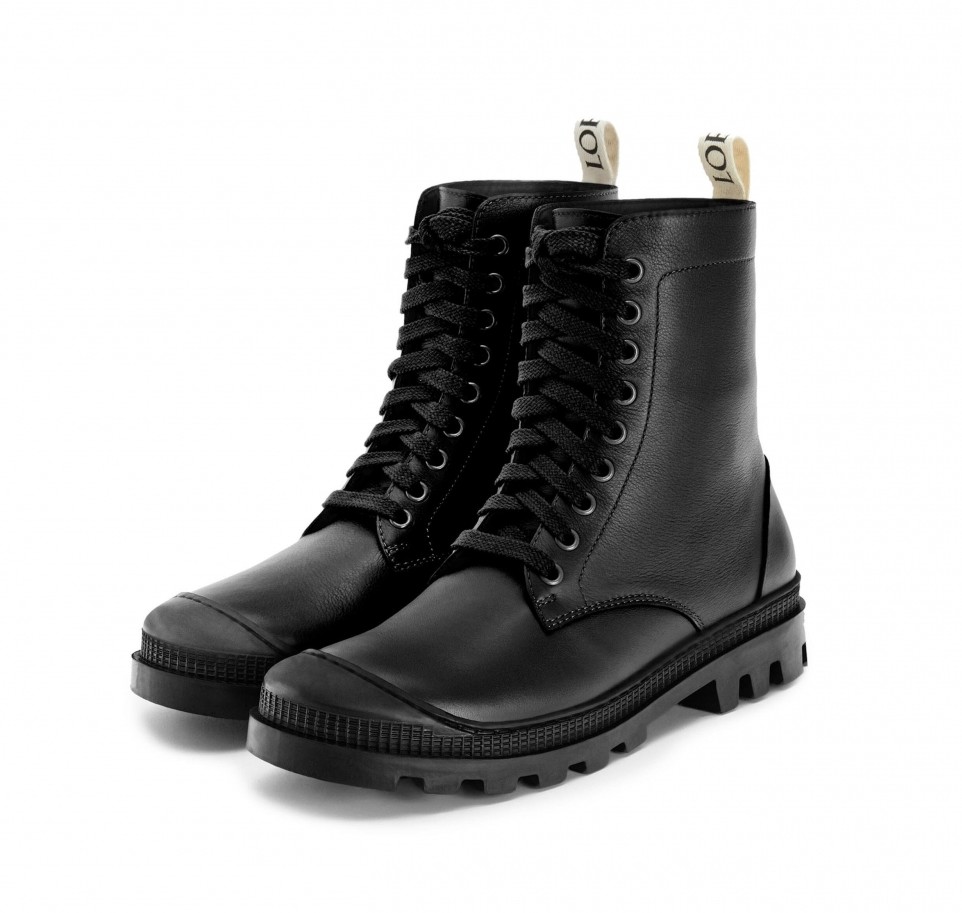 靴子後方印有 LOEWE 的羅緞標籤,以白色的羅緞襯出黑色的品牌名稱