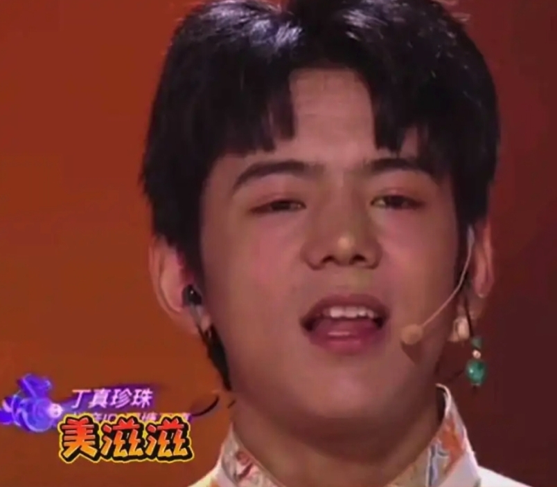 丁真面型圓潤了很多,額頭更出現明顯的抬頭紋,完全不像一個年僅20歲的年輕少年