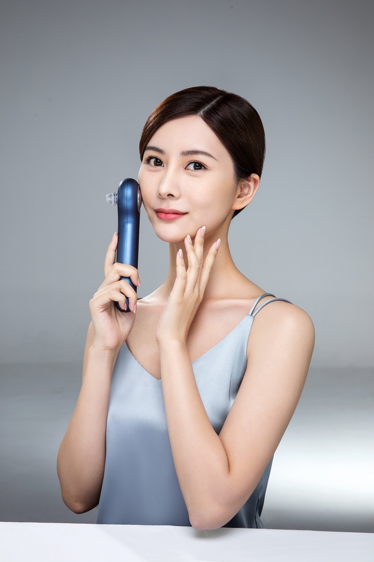 先打開毛孔進行清潔,再收細毛孔、鎮靜肌膚。