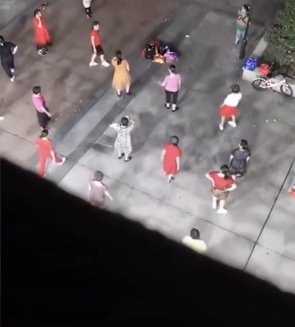不少人都深受大媽大叔們的野蠻行為影響。
