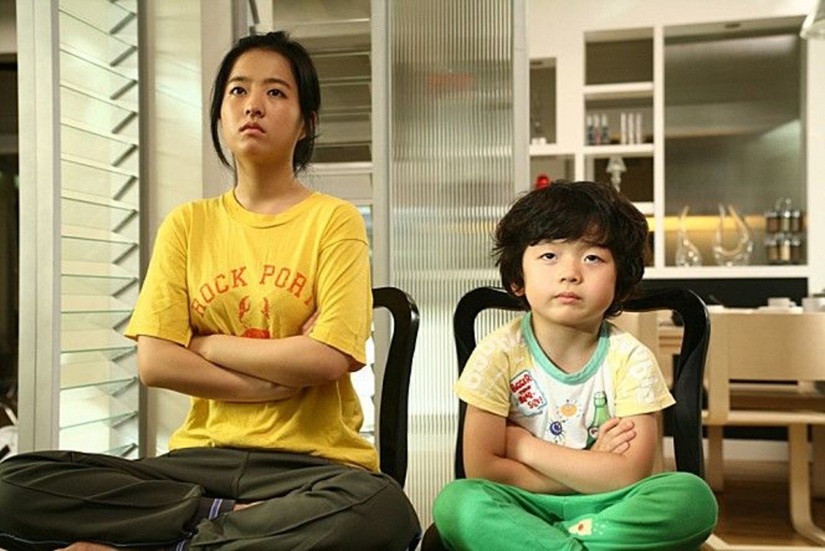 王晳鉉於2008年以電影《極速緋聞》出道,當時年僅5歲的王晳鉉飾演朴寶英的兒子!