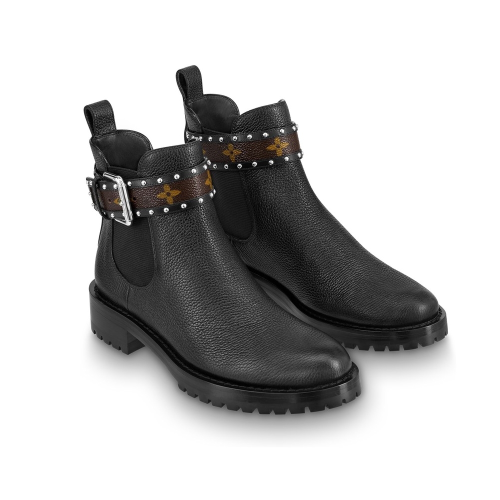 LV 平底短靴採用黑色粒面小牛皮製成,以彈性側幅設計