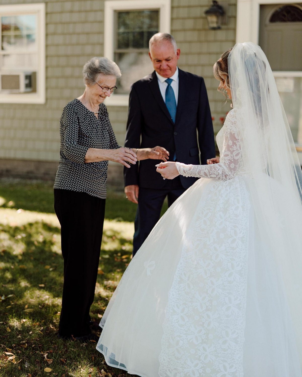 Allie 透露祖母對於孫女居然尋獲多年前的舊物,並決定穿上它出嫁而感到非常驚喜