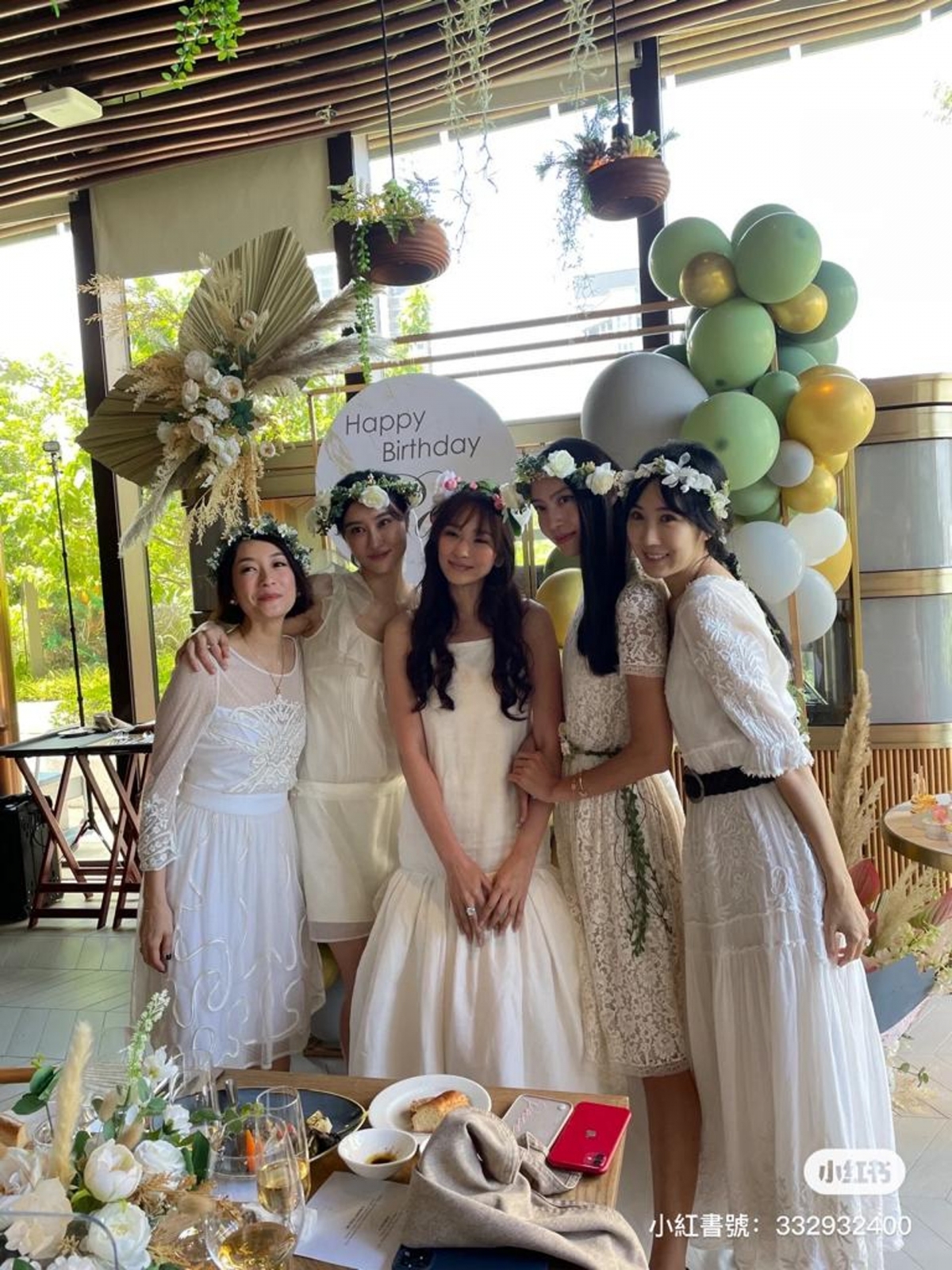 近日吳佩慈把當天的慶生照公開,罕有露面令不少網民感驚喜!