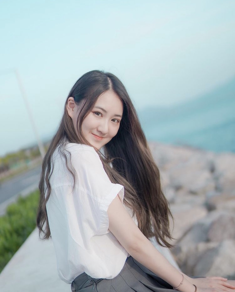 網民發現原來是電影《#PTGF出租女友 》中飾演「學生妹君怡」的曾嘉明!