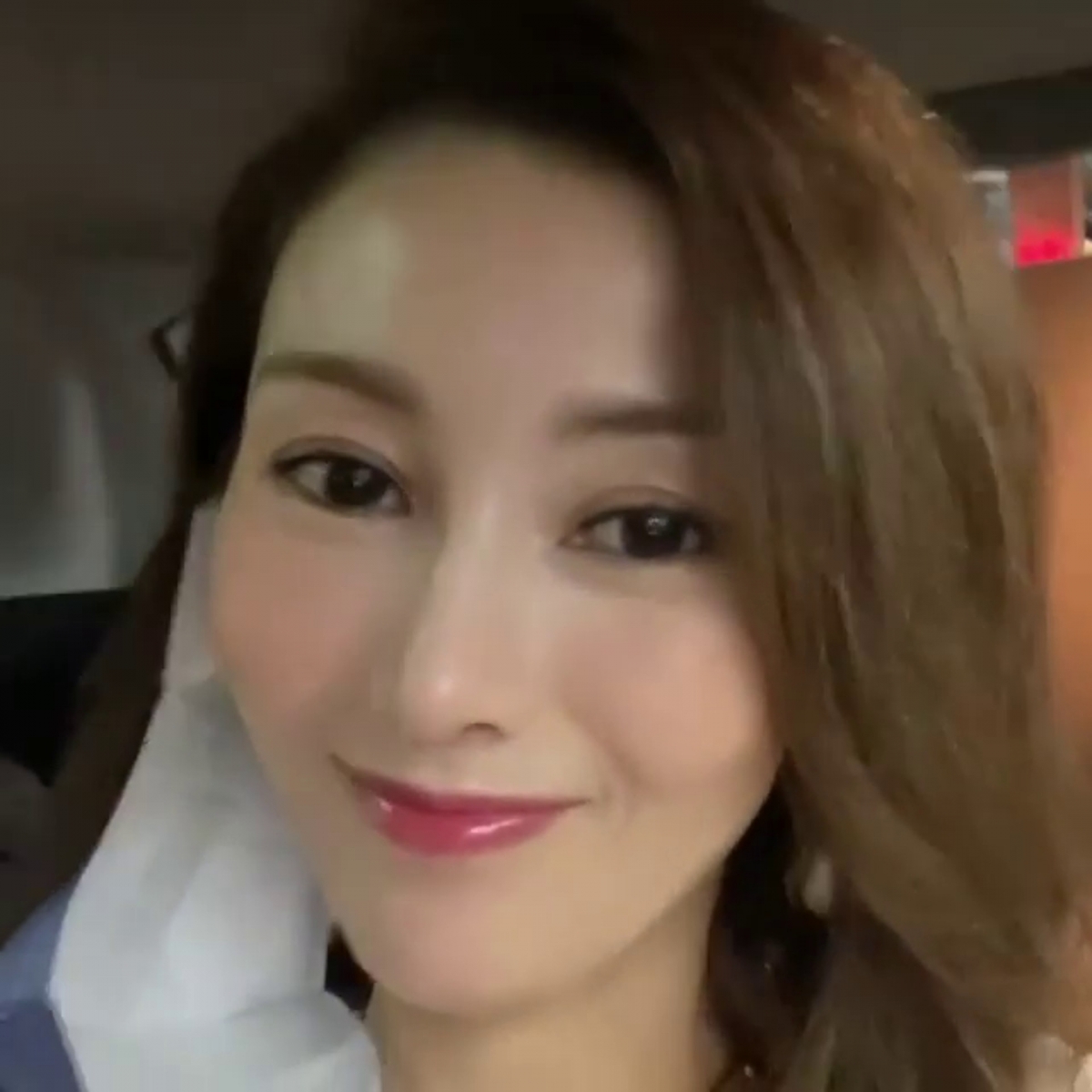 網民依舊大讚她美豔動人,不過就有不少人建議她「唔好用apps太膠面