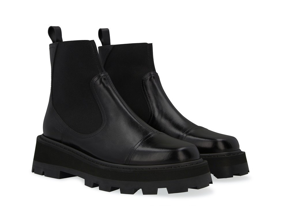 JimmyChoo靴超巨型的齒輪型鞋底令鞋子穿上後很有中性氣質