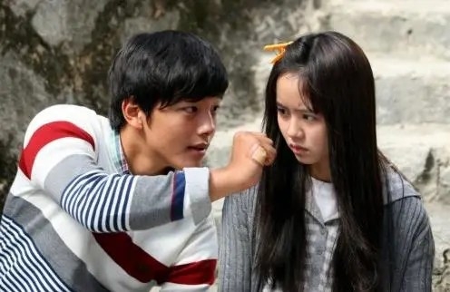 13歲的金所炫有份飾演人氣劇集《擁抱太陽的月亮》、《屋塔房王世子》及《想你》的青少年角色