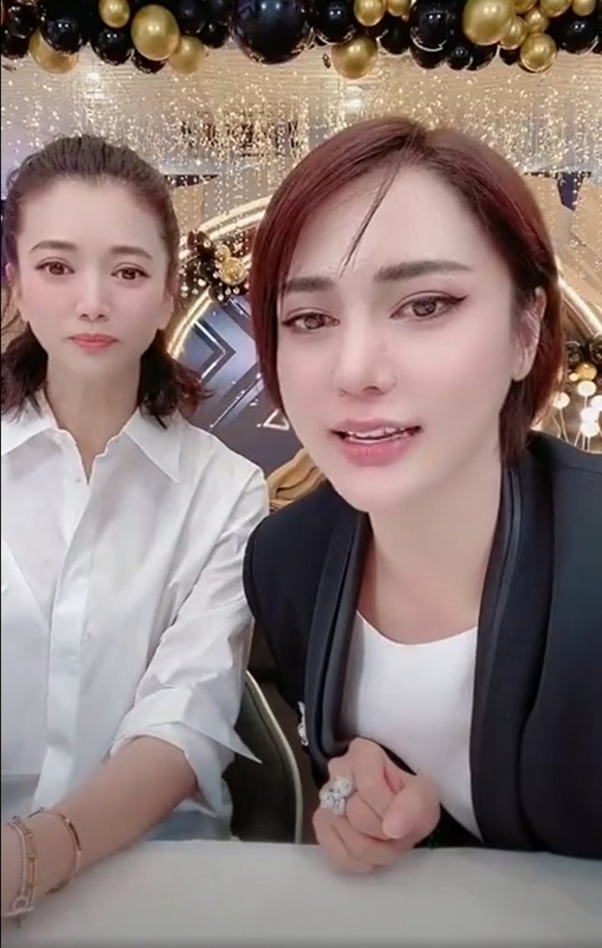 本來鵝蛋臉型的袁詠儀變得沒有下巴,主持人疑似發現變樣變得太誇張