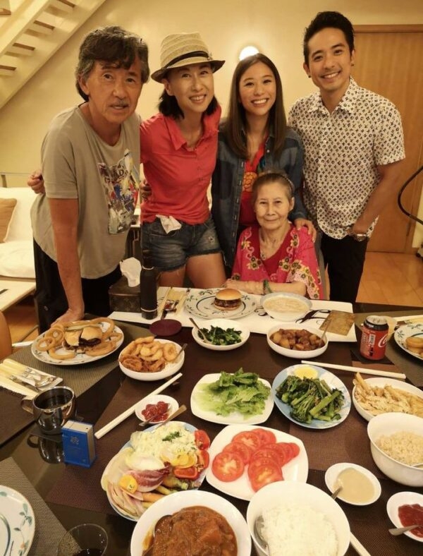 25年後二人成了一對老夫老妻,葉蒨文更和林子祥與前妻的子女關同住