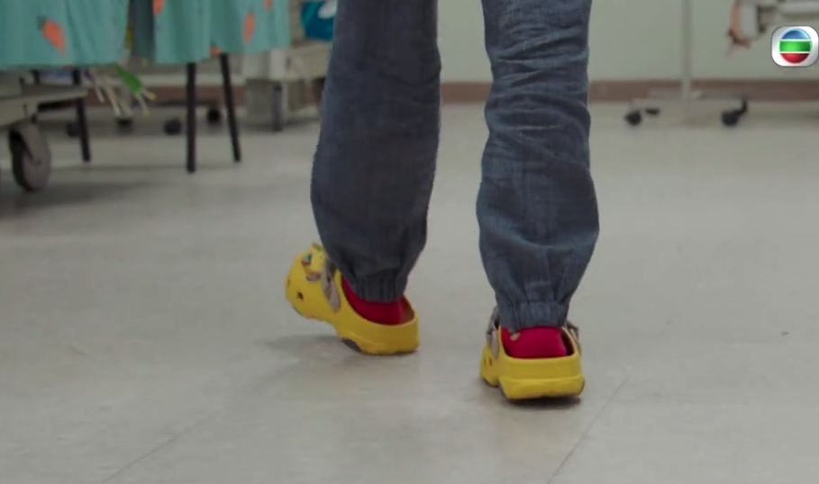 當中不少網民更留意到鄭嘉穎在劇集中的造型相當有亮點,為了呈現鬍鬚醫生「貼地感」,嘉穎的造型亦相當「親民」,十分搞笑!