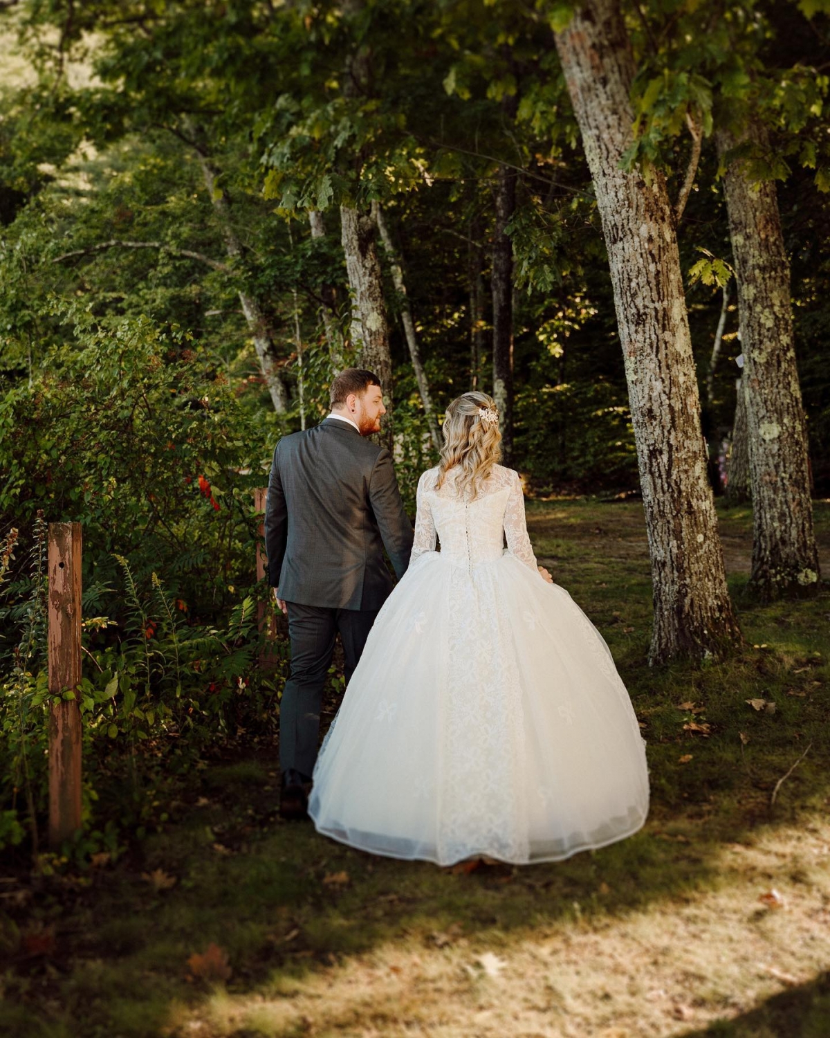 孫女在祖母家中的地下室看到一個黑色垃圾袋,裡面放著88歲祖母於1961年結婚時所穿、足足有60年歷史的婚紗。