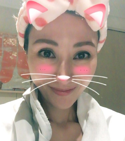 李嘉欣榮升為人母的她氣質變得更成熟,愛上自拍