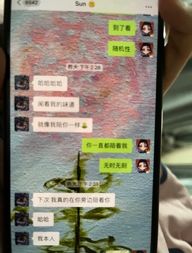 正宮更大曬二人的偷情曖昧對話,當中的內容相當大膽露骨,包括:「聞著我的味道,就像我陪你一樣」