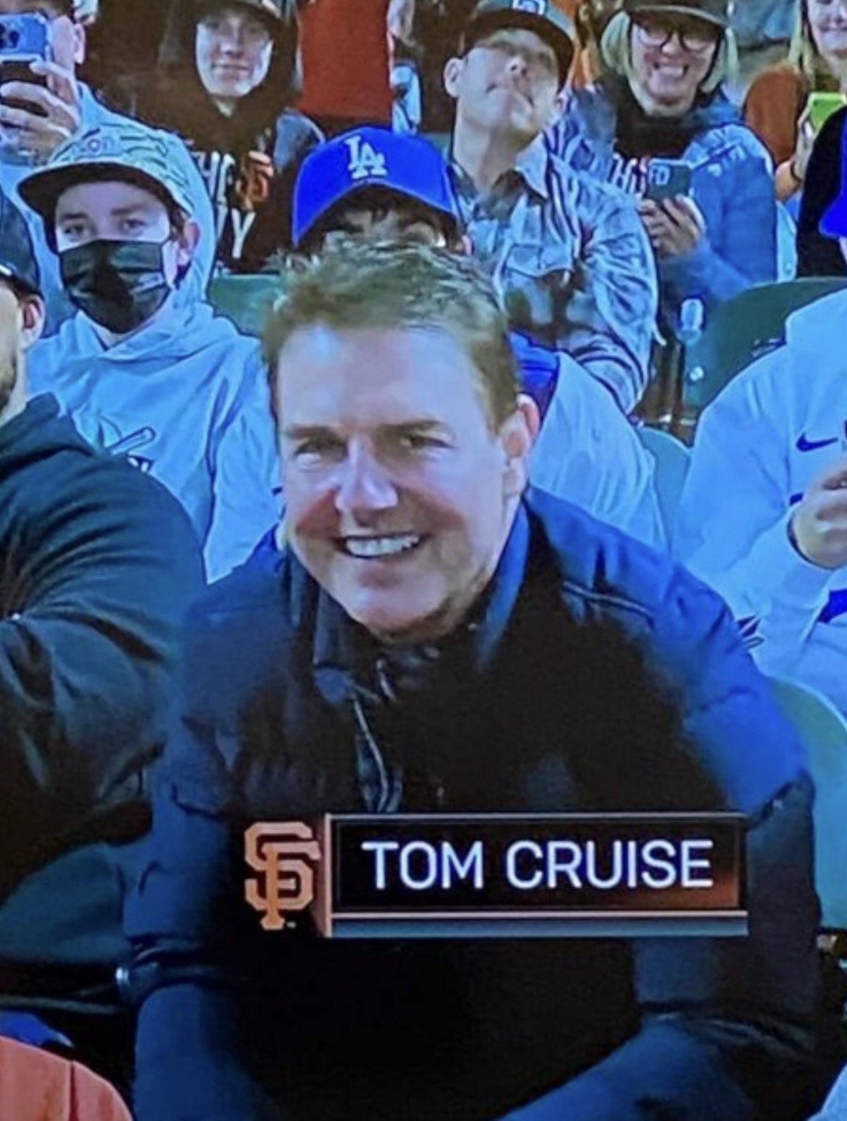 Tom Cruise(湯告魯斯)的臉部似乎浮腫了不少,臉型也變得圓潤多了