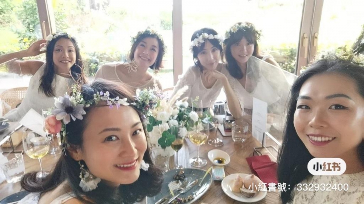 當天的吳佩慈穿上一襲白色長裙盡顯仙氣,頭戴漂亮的花環