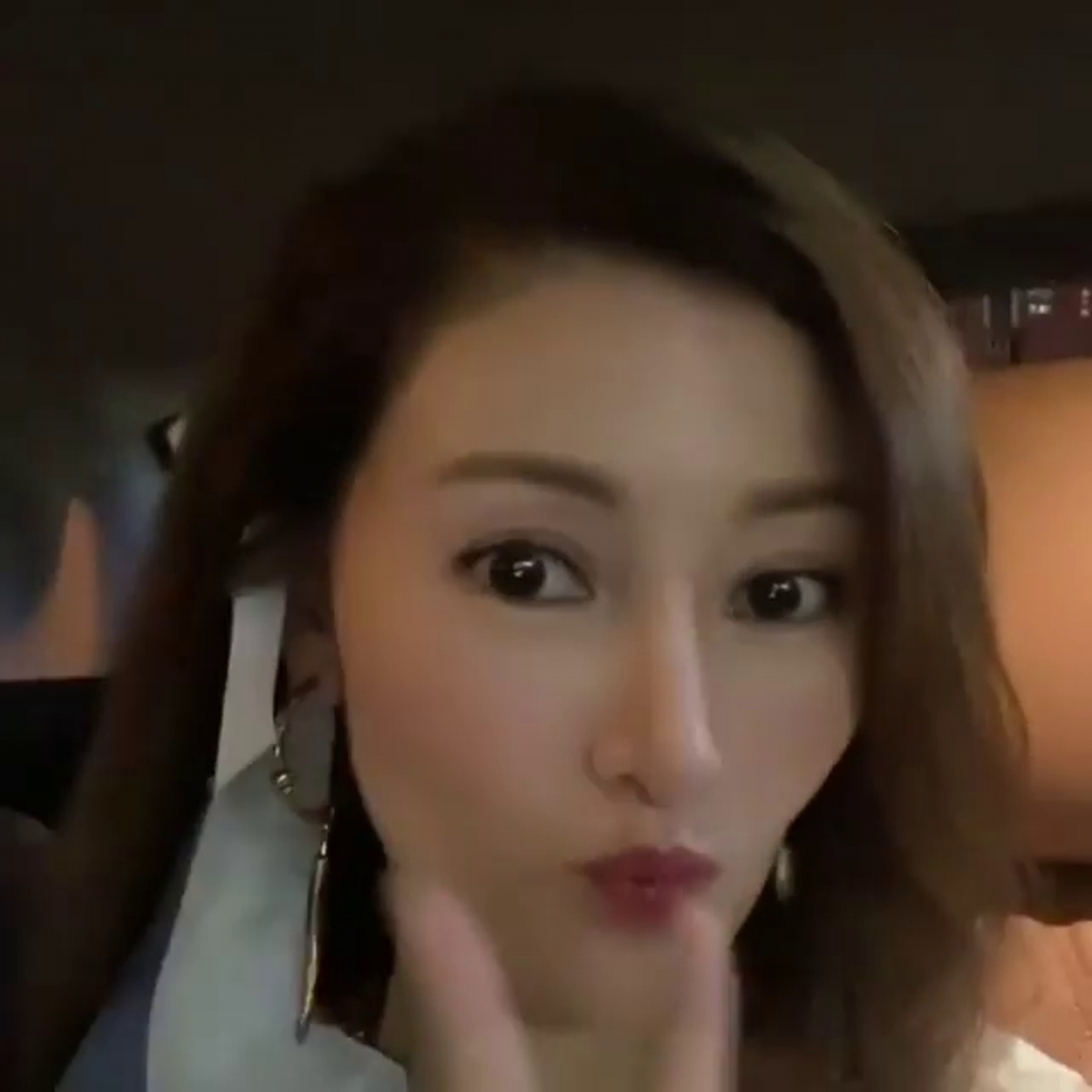 李嘉欣頻頻更新近況與粉絲互動,最新的一張自拍也被網民指樣貌變得似「網紅臉」